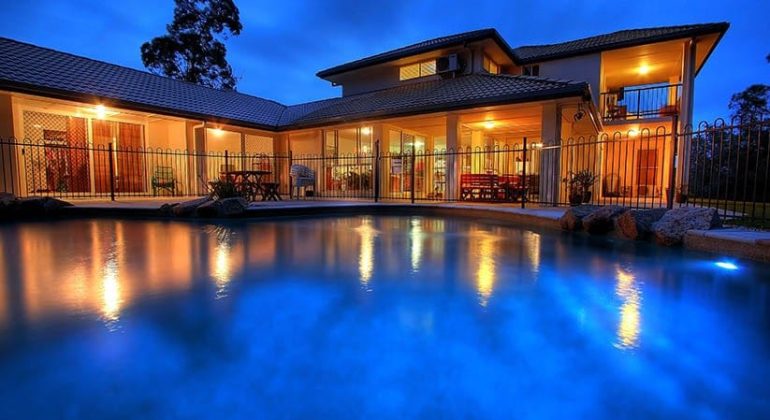 Which Features Can Make A Pool Look Modern?